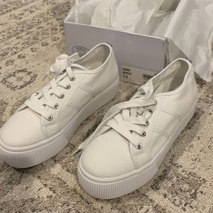 NWT Steve Madden white platform sneakers